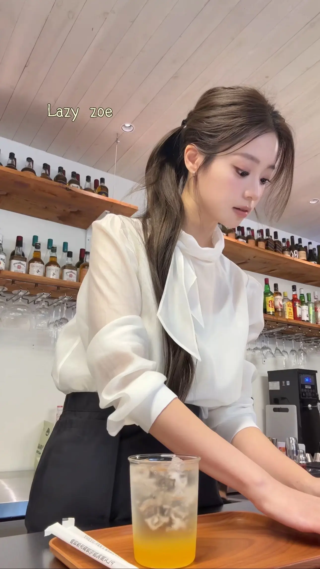 记录下我的咖啡店上班穿搭。