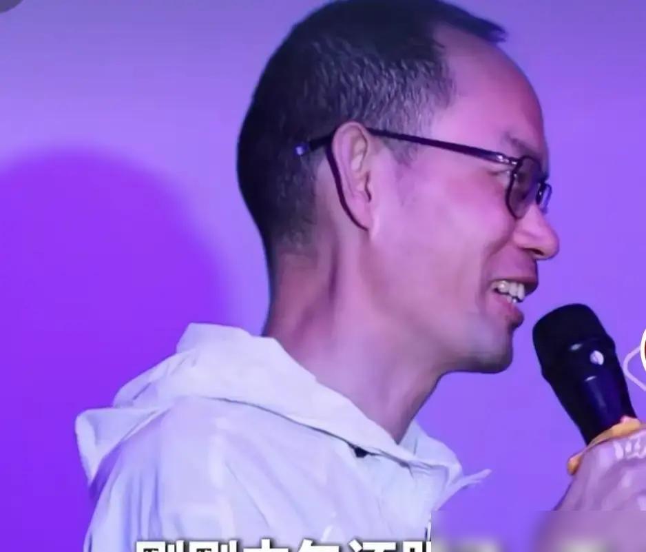 一个拍出15亿票房的商业导演，听了一首歌的小样，在车里哭了。然后，这首歌成了