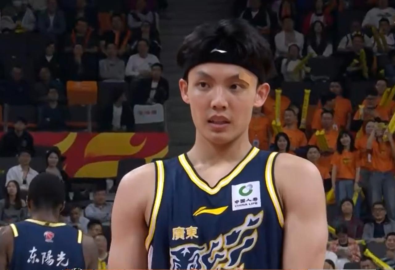 徐杰为何配不上广东队首发？广东队对阵上海队的比赛，首发阵容一出来，全网球迷都炸