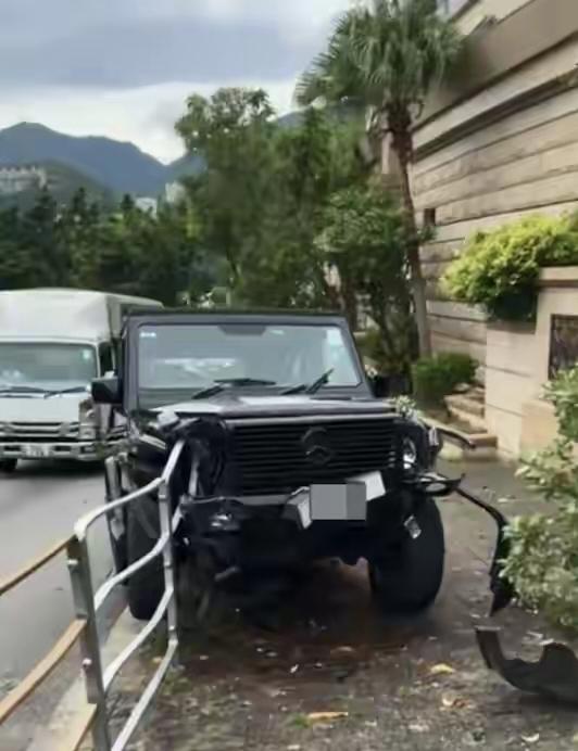 陈可辛导演驾车遭遇车祸，在香港香岛道上演惊魂的一幕，导致车损严重，万幸的是人毫发