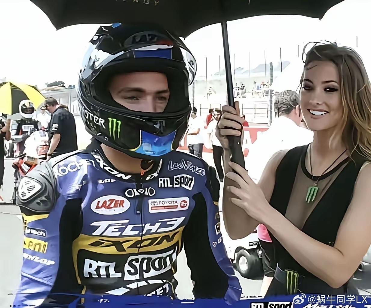 遮阳伞是张雪从美女手里抢过来的吧？