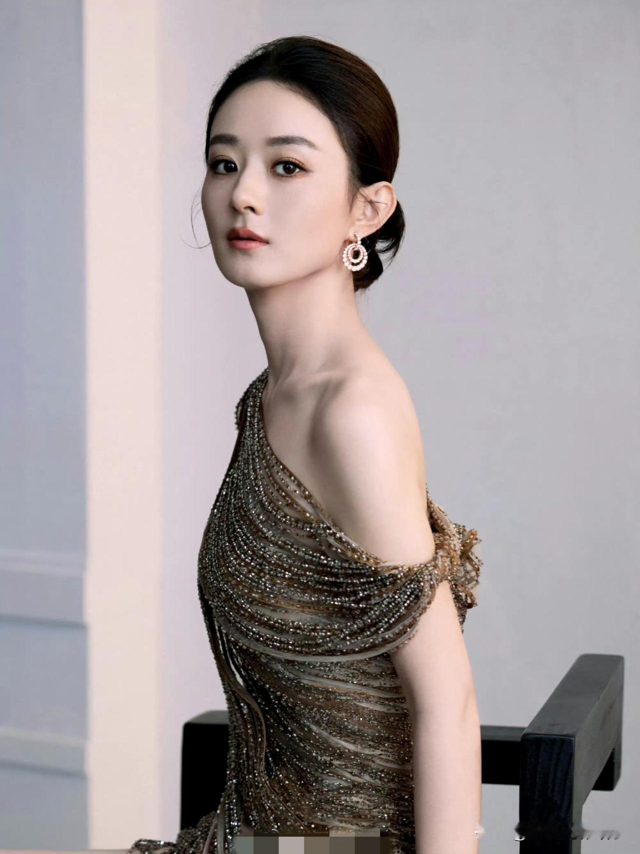 赵丽颖把直播造型穿成了“贵气模板”：CongTri单肩裙裹满碎钻，斜裁线条衬出