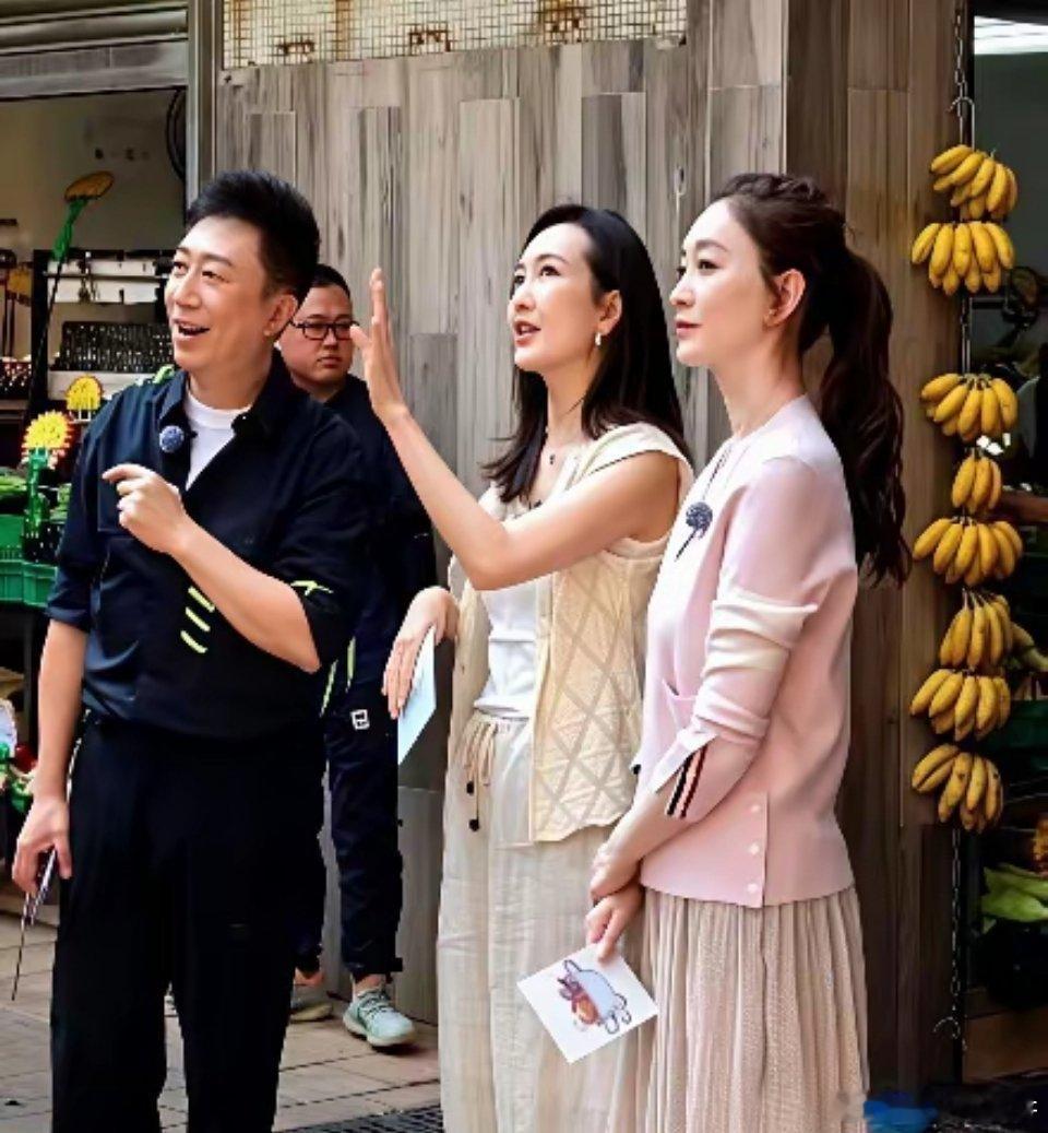 把李小冉和王鸥放一块，才知道什么叫“碾压”。俩人都踩着平底鞋，没半点水分，就那么