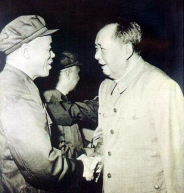 1967年，毛主席正在武汉一疗养所内睡觉，一声突如其来的枪声将他从睡梦中惊醒。开