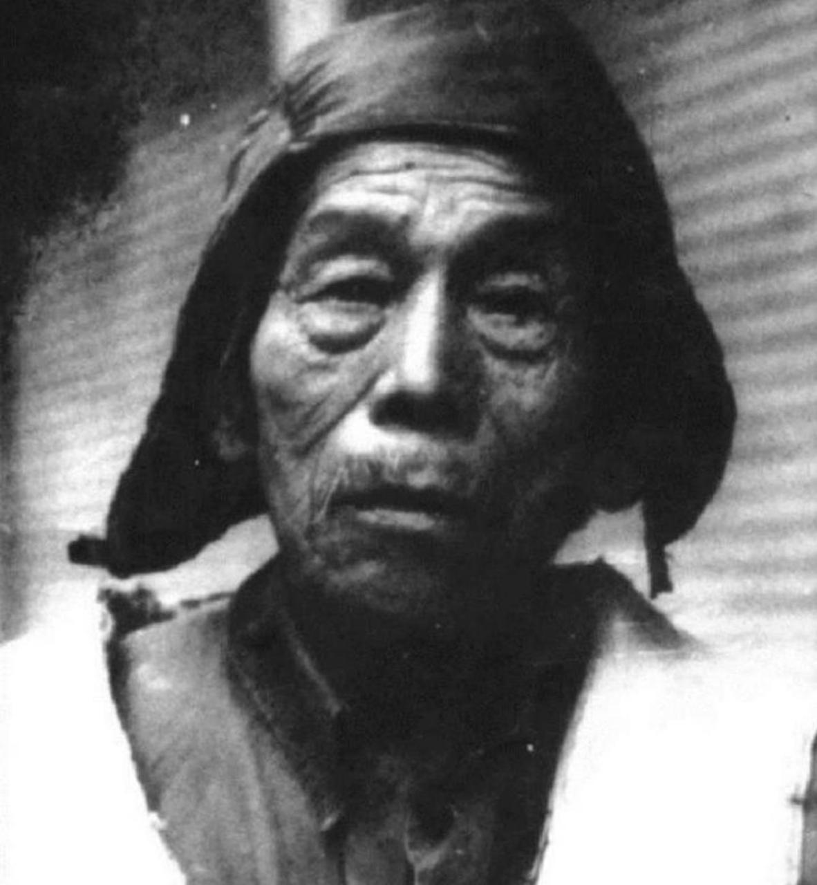 1982年，四川老农在大巴山“称帝”，为了攻打县城，他坐大巴“御驾亲征”，结果车