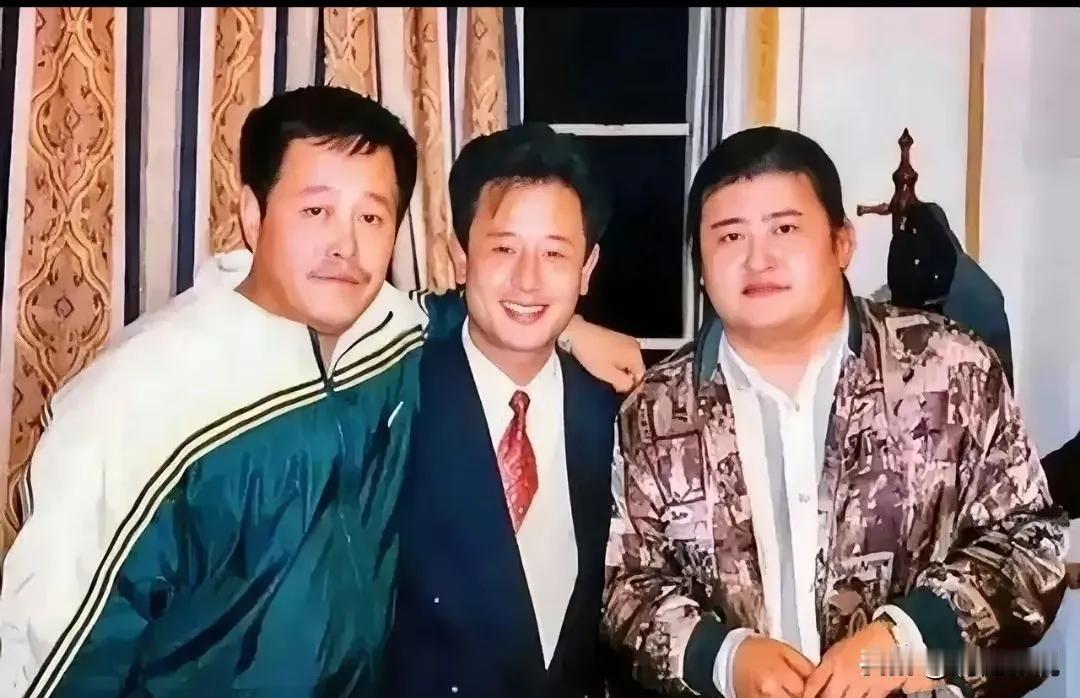 你发现了吗？在这3人合影里，那时的刘欢即使身体发福，反倒气质、状态是最好的，刘欢