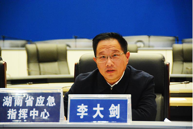 一周前还频繁穿梭于各地，到县市进学校下厂矿进行安全隐患检查的李大剑，主动投案接受