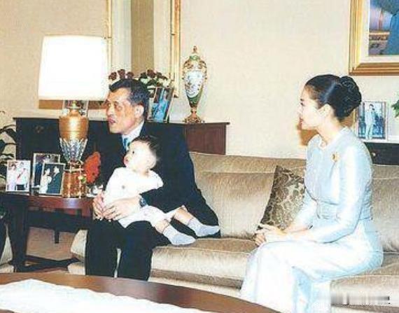 当年泰王负责抱娃，西拉米负责幸福。那时西拉米一定以为泰王会爱她一辈子，但是一辈子