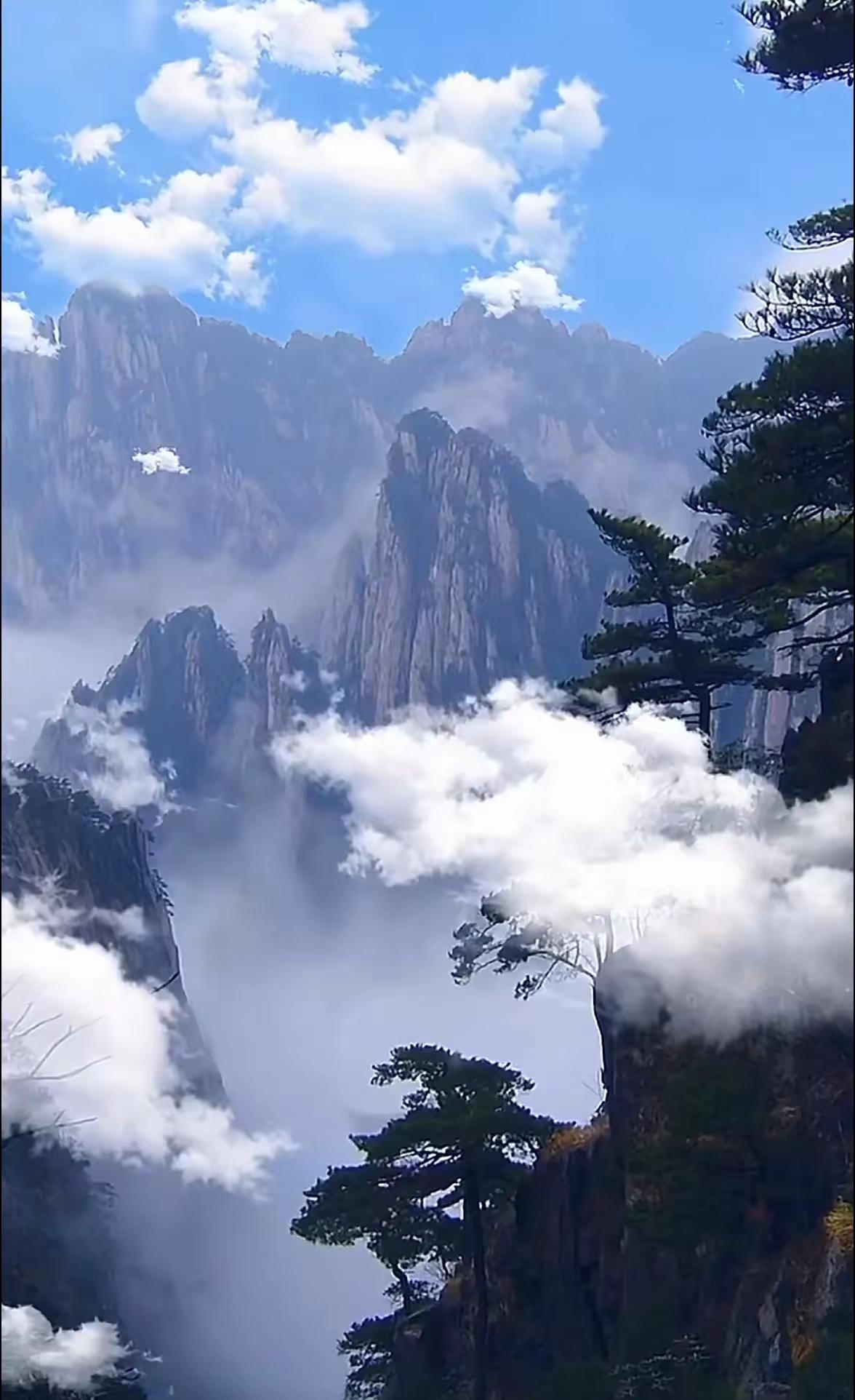 云海翻腾，仙境入画来。