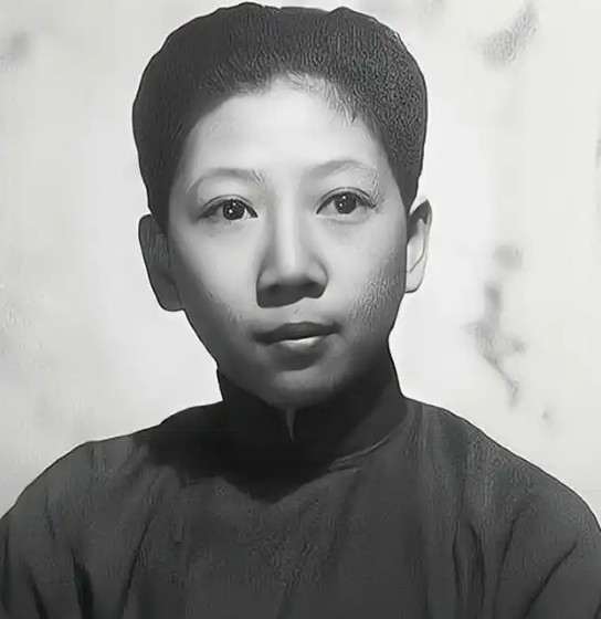孔令伟原名孔令俊，孔祥熙与宋霭龄次女，宋美龄的干女儿。依仗蒋宋孔豪门权势，她一生