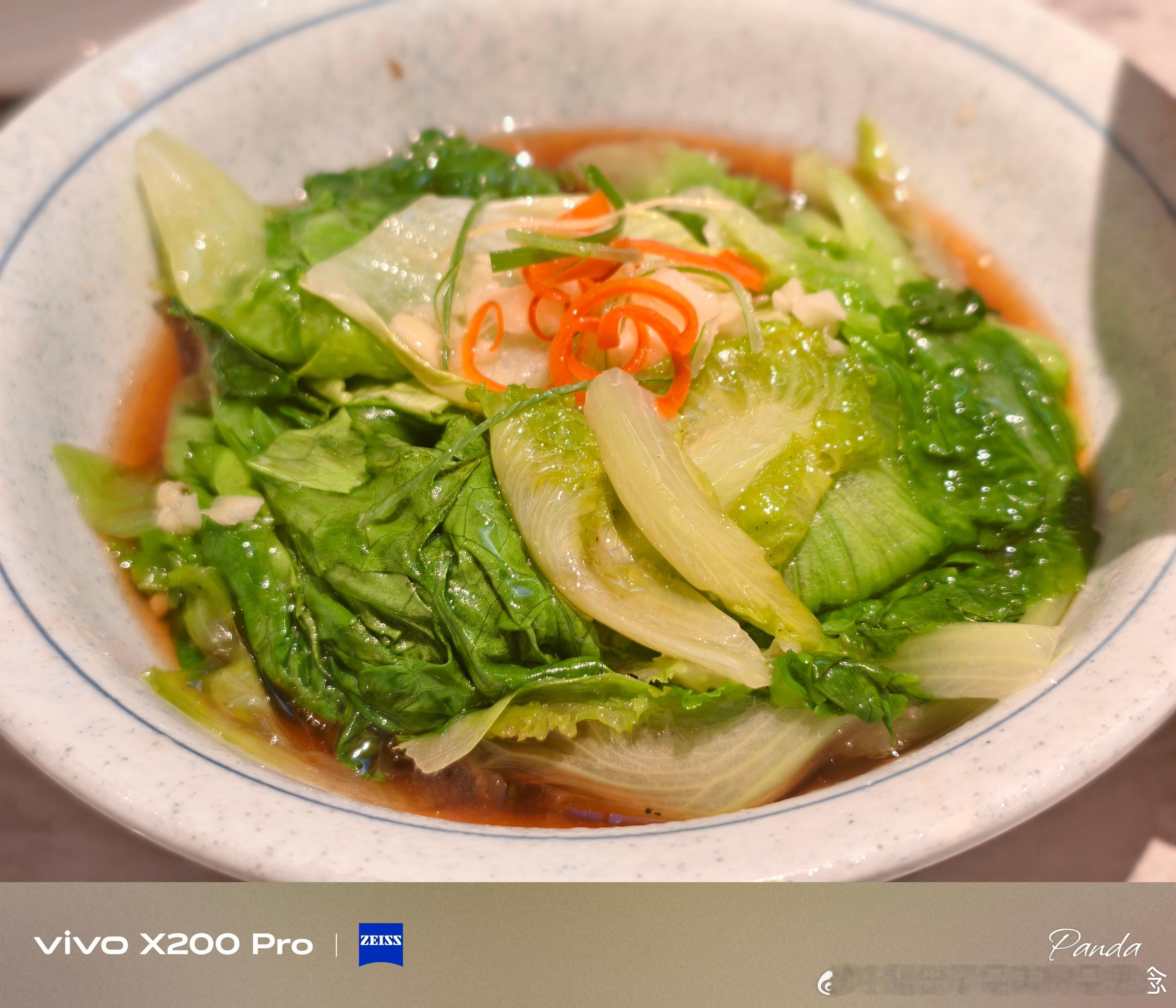  鲜脆生菜浸满豉香，软烂卤鸡爪入味十足。寻常美味最抚人心，享受...