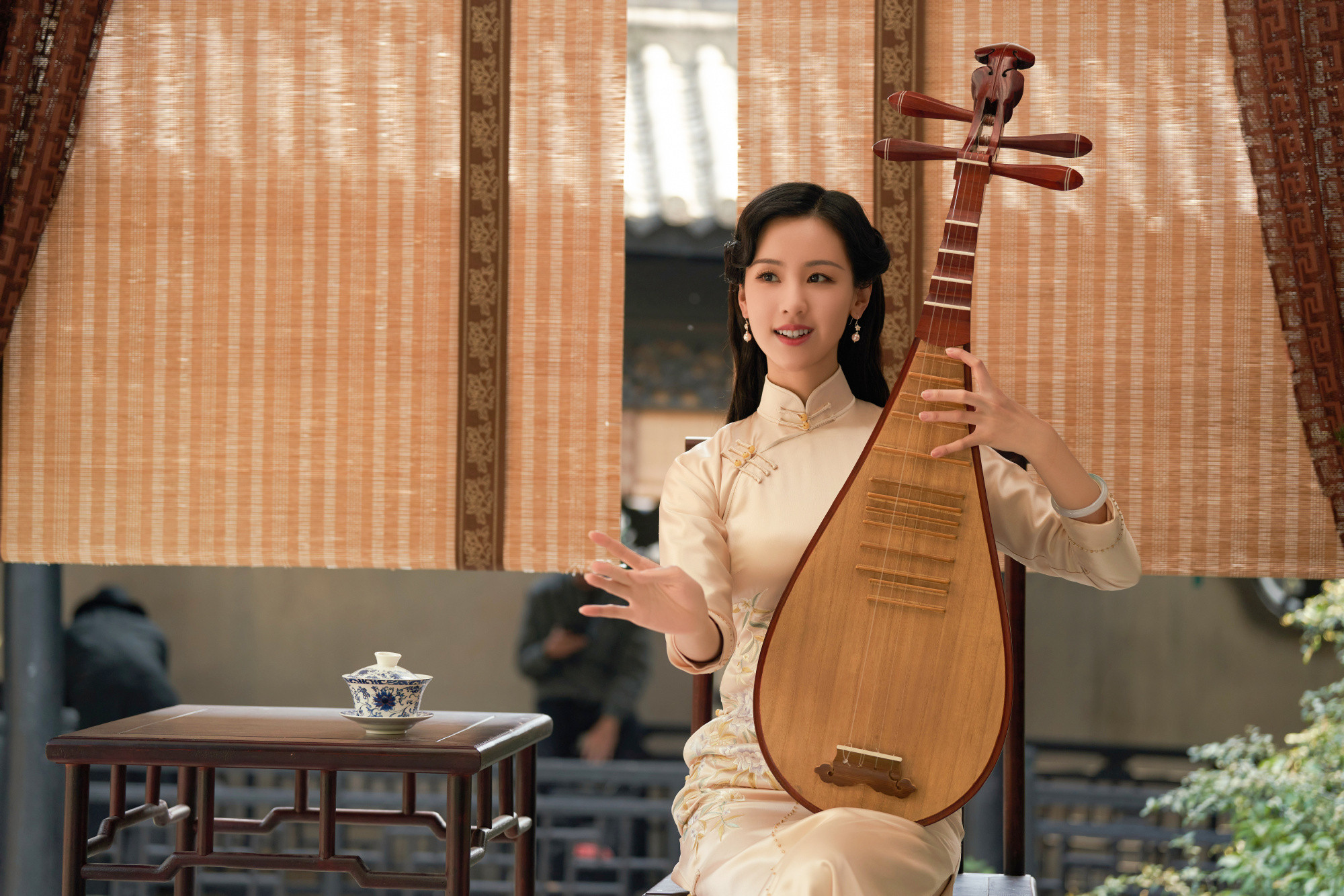 陈都灵旗袍美人：听沫一曲琵琶语，观月半弯映心湖​​​