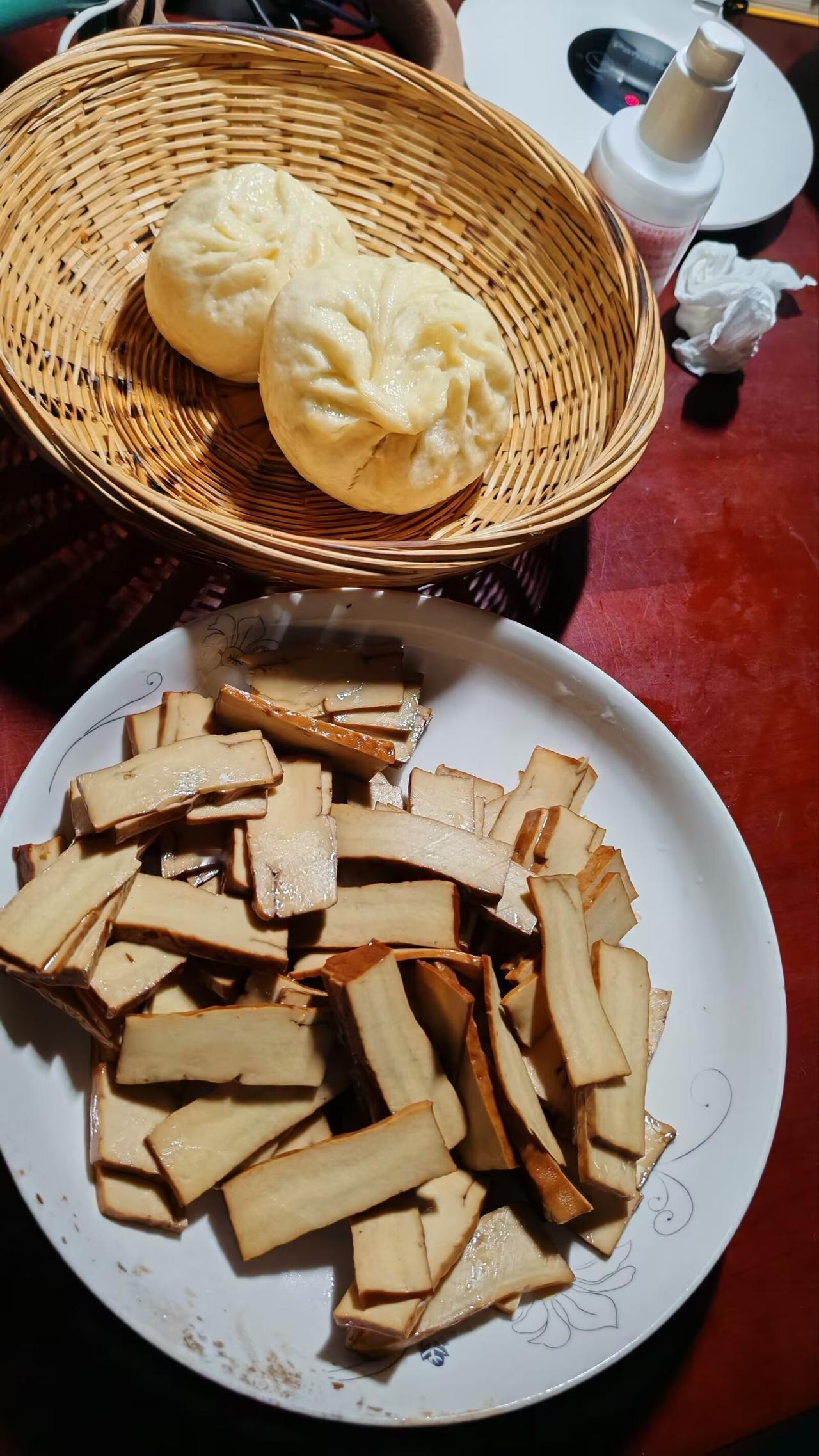 卧室吃螺蛳粉～实在外头太冷，没有勇气出去陪娃看重返狼群，好多年前看过，记得哭