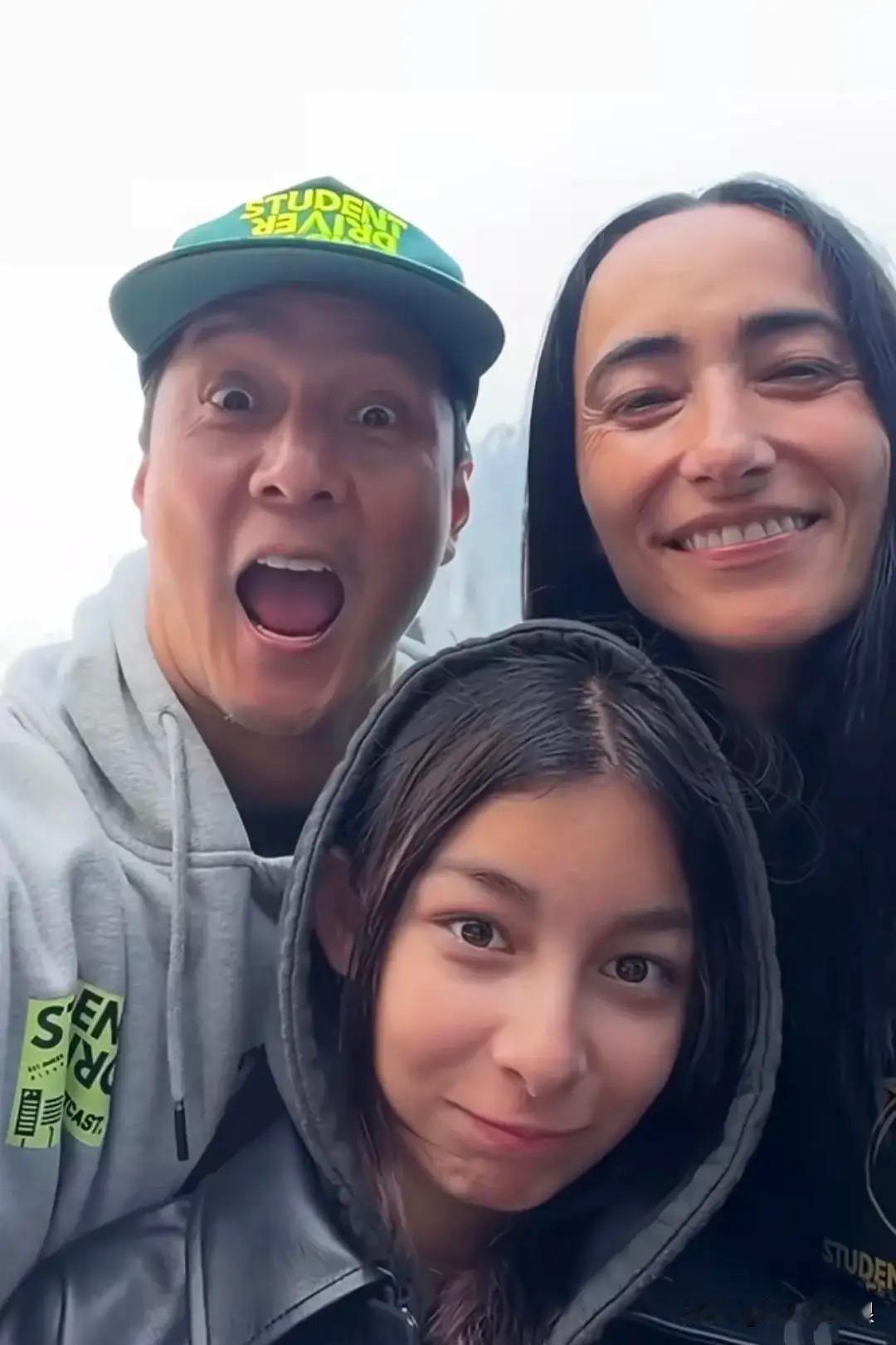 这才是真实镜头下吴彦祖一家的状态！吴彦祖一家的自拍让我也非常的自信了，无美颜