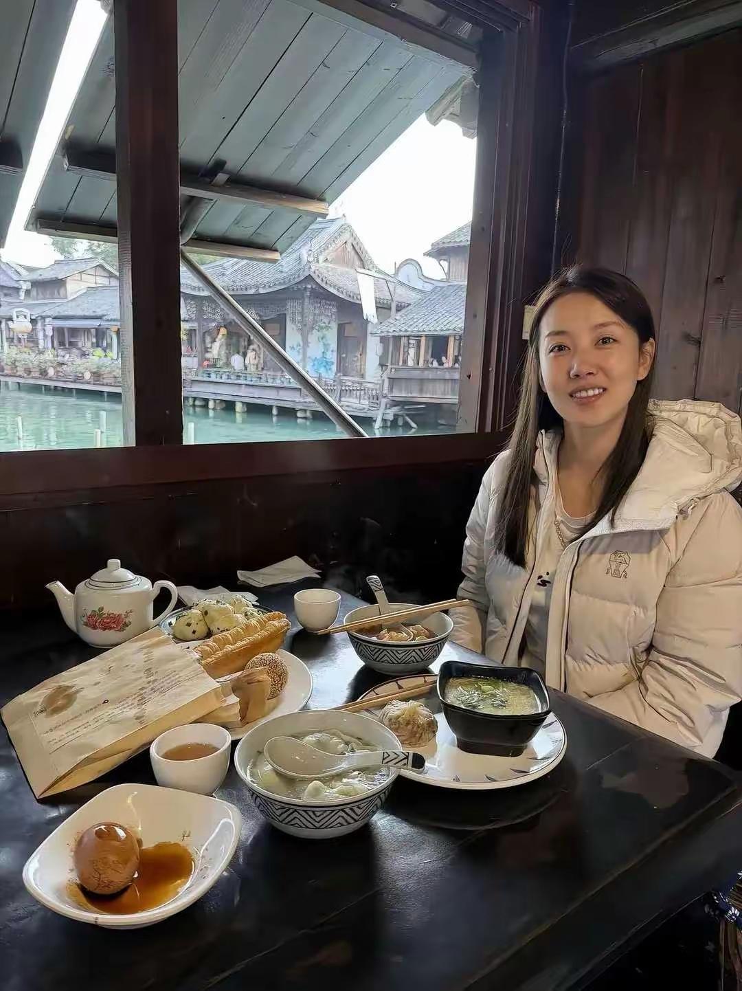  坐在临水的窗边，尝着江南特色的早茶，看窗外乌篷船划过水面，古镇的慢时光，就这样