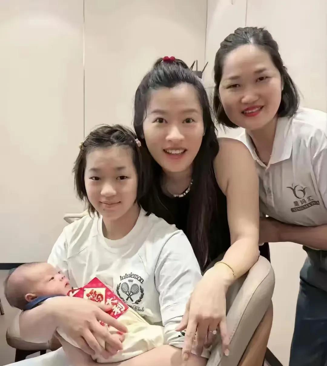 7月28号，全红婵去参加师兄彭健烽的满月家宴了。瞅着她状态有点累，脸上没以前那股