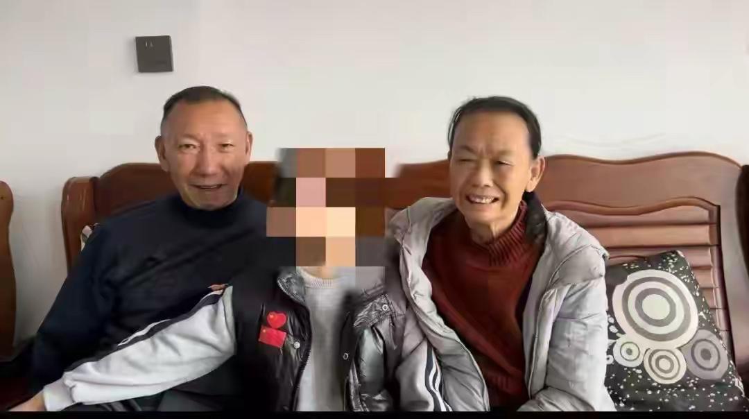 广西，43岁男子车祸去世，其父母发现儿媳妇在葬礼上举动不对劲了，起了疑心，赶紧给