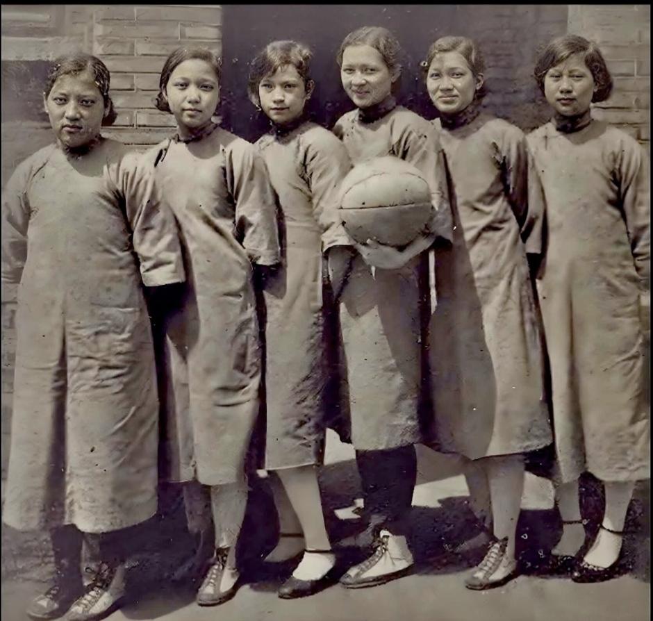 百年前的山西女子，她们是山西汾阳“崇德女子学校”的学生。崇德女子学校是美国传教士