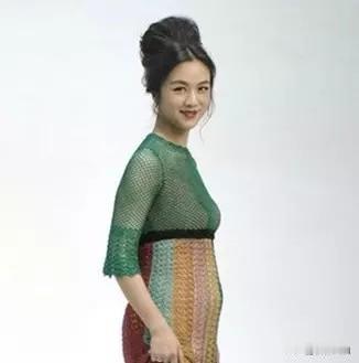 汤唯怀怀第二胎人感觉变了很多。怀第一胎时，她拍了一个广告，穿了一身绿色花长裙，