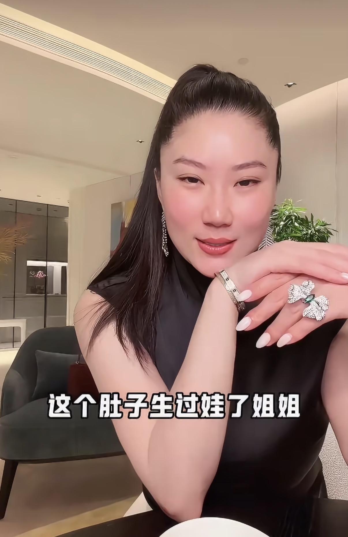 谢贤女友coco说，虽然有点凡尔赛，但只要亲眼见到她，都会羡慕她的身材。网上能看到不少coco早年当