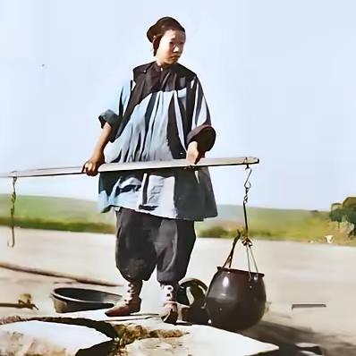 清朝，有个农妇去卖鸡蛋，走到半路被一群土匪糟蹋了，完事了，她见篮子里的鸡蛋还好端