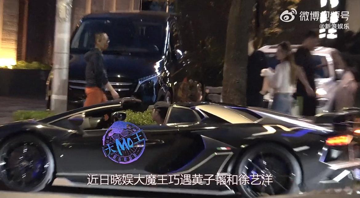 警方通报黄子韬违停黄子韬开着限量款兰博基尼敞篷跑车停在了非机动车道，然后被狗仔拍
