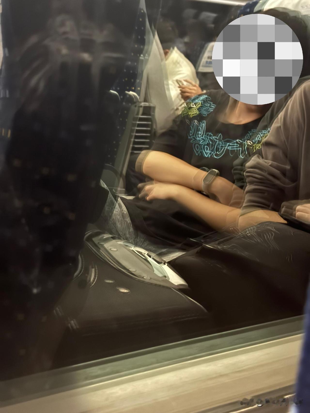 坐高铁被说没道德今天坐高铁刚上车的时候巨多人，等我好不容易挤出人群坐下，我