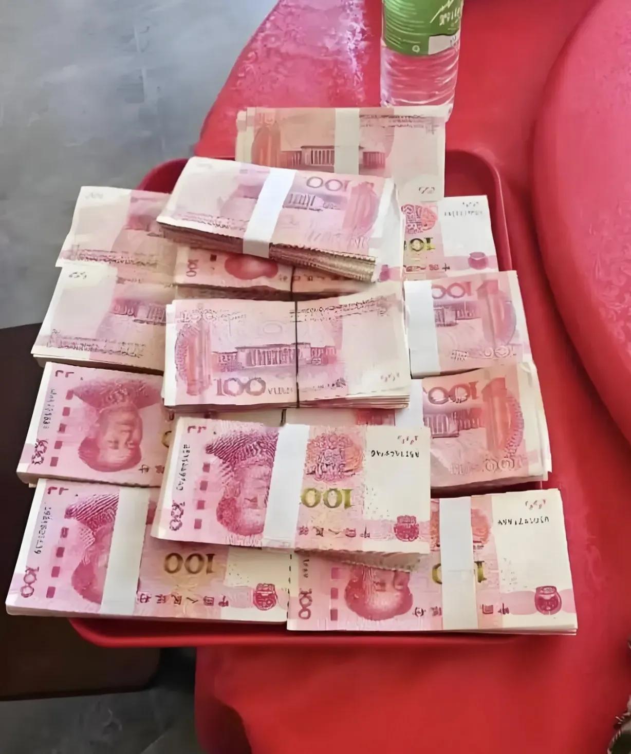 河南商丘，男子与女友订婚，给了10万彩礼、4千三金，不久后，两人分手，女方退还全