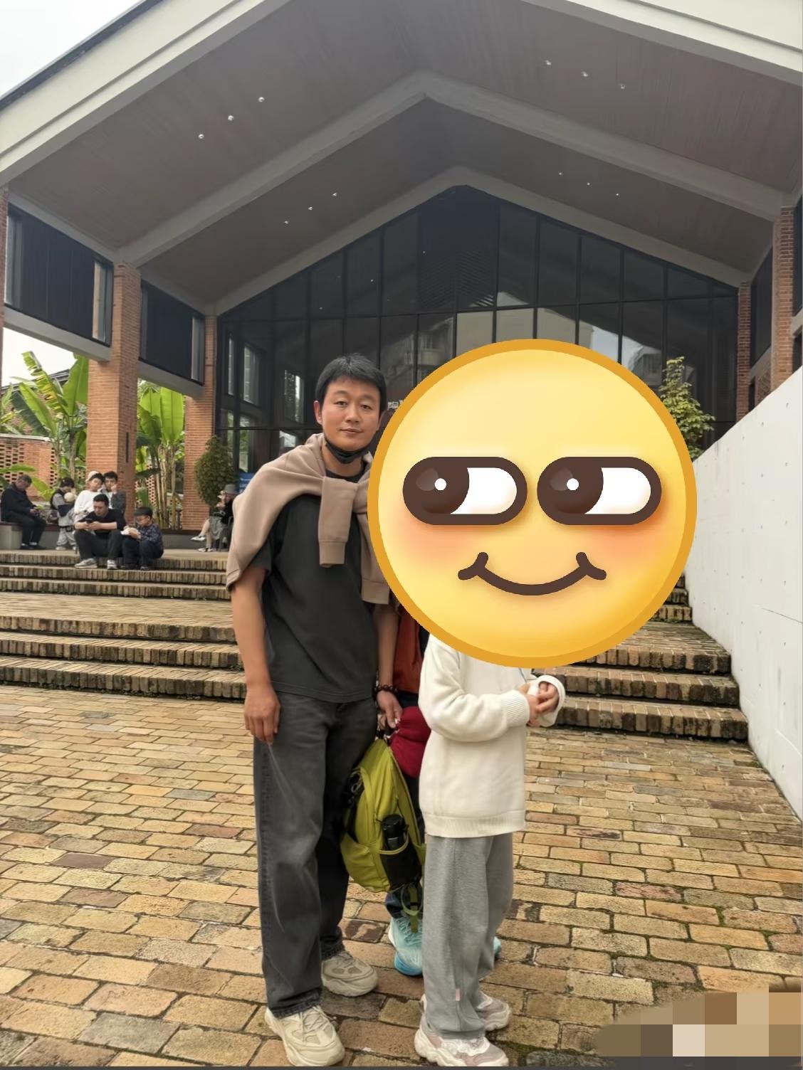 佟大为被调侃：和路过的大叔有啥区别？4月4日，佟大为现身江西景德镇风景区，打