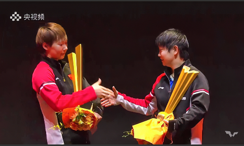 不得不说孙颖莎真大气颁奖台上主动握手祝贺王曼昱王曼昱赢在哪里呢，有一个关键人