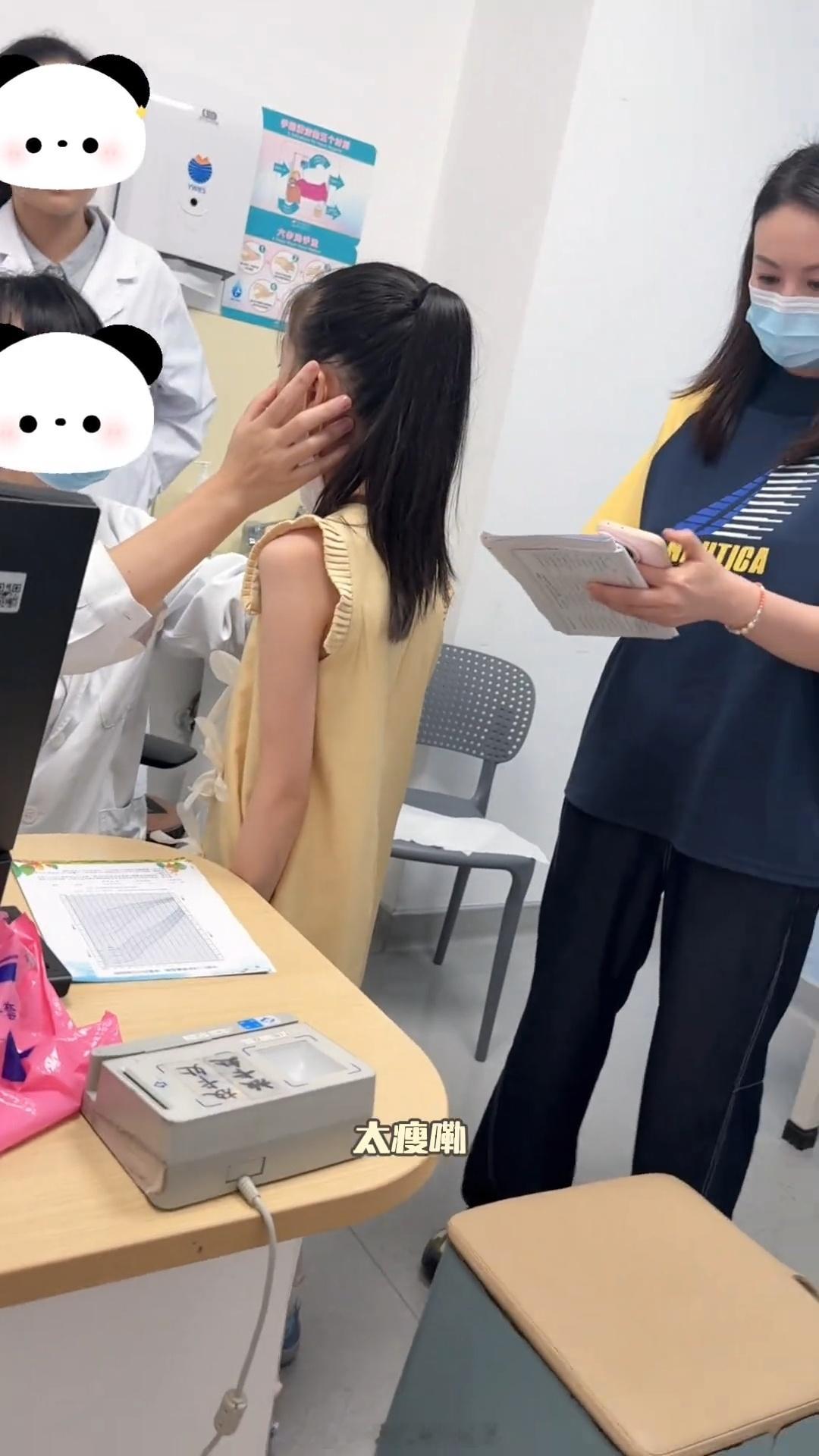 戴娇倩9岁女儿一年只长2厘米戴娇倩带女儿看病戴娇倩9岁女儿长这么大了​​​