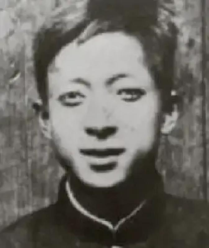 1988年，一位名叫叶依奎的老人辗转回到大陆。下了飞机，他没有先回家，而是径直