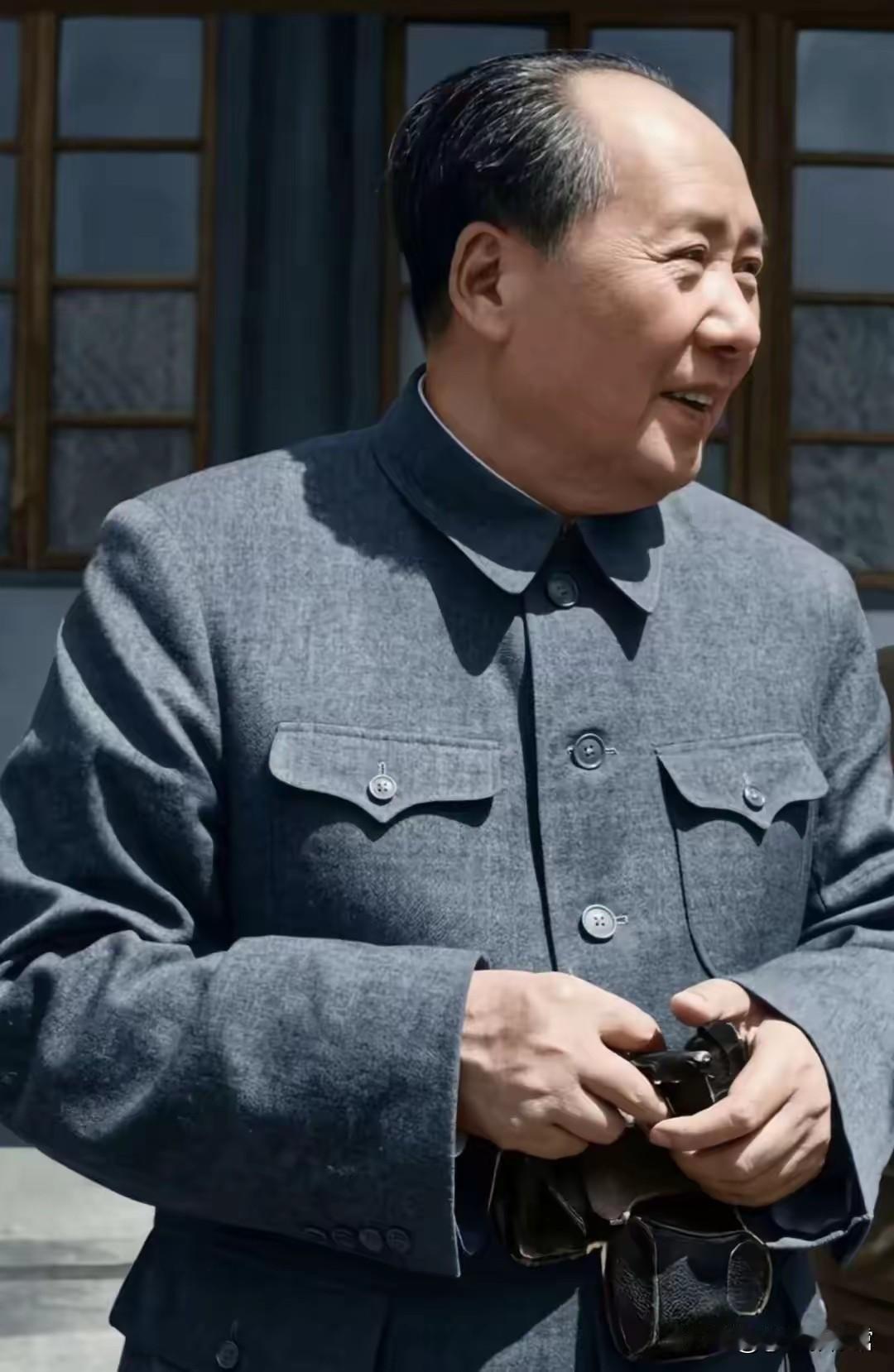 这两张是特型演员饰演毛泽东的剧照，展现了伟人不同场景下的风采。