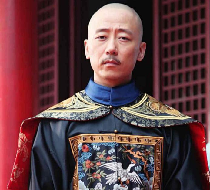 1723年，一个庶出的满洲青年考中进士，六年后坐上了江苏巡抚的位子，32岁，从二