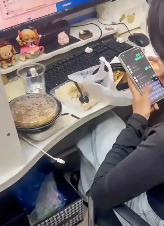 一般人还真拉不下来脸!女子点两份外卖，吃完一份，然后以撒汤为由申请仅退款，骑手发