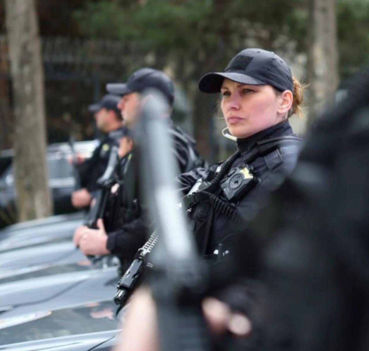 格鲁吉亚女警察与捷克蝎冲锋枪·