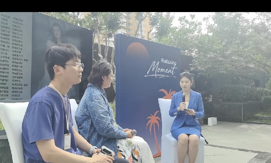 5月26日，超模于娜接受采访，侧面看就跟邻家大婶一样，身材依旧发福，头发剪短了显