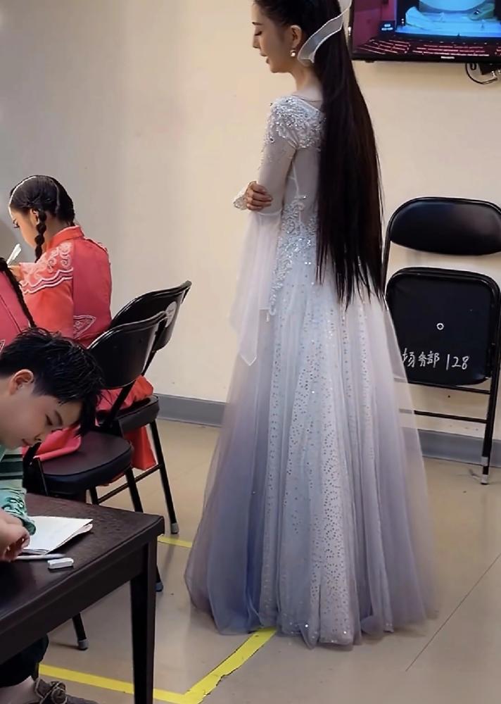 别再吹“仙女”了，佟丽娅的后台比你还狼狈。刚跳完两场，气还没喘匀，佟丽娅穿着