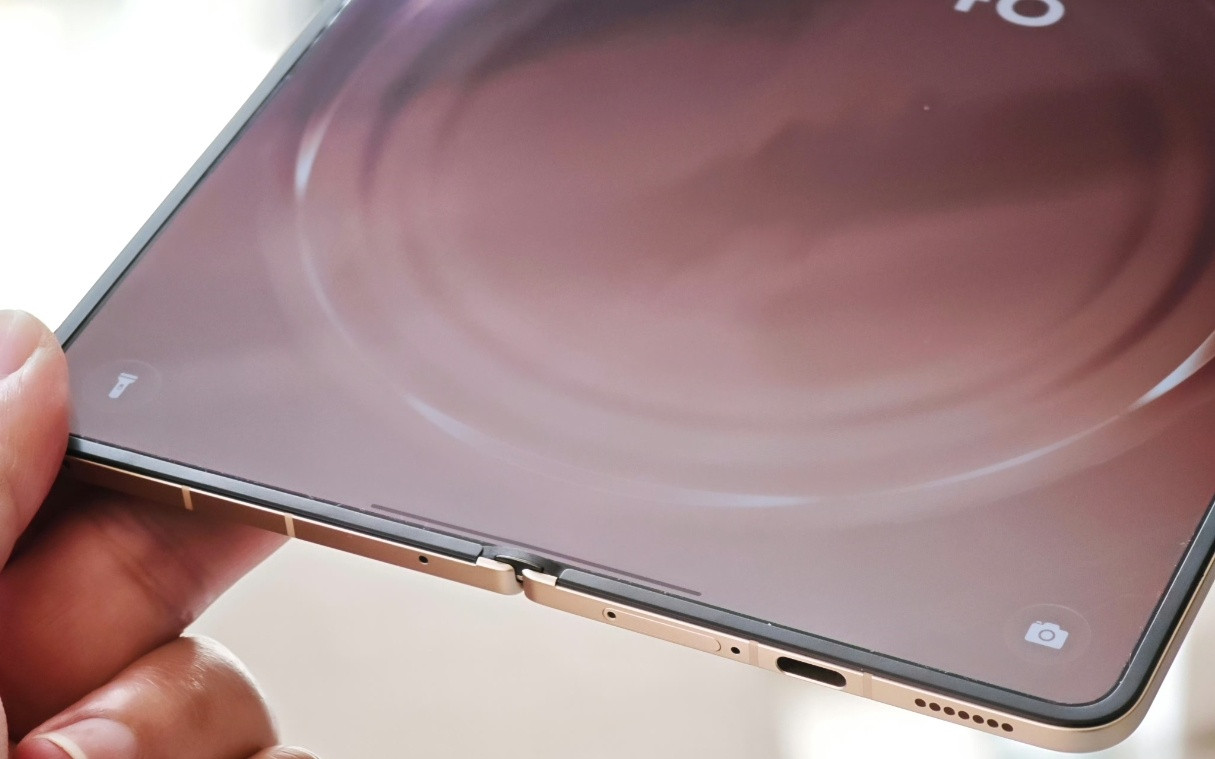 苹果折叠屏iPhoneUltra终于有准信儿了，说是会用无痕铰链把折痕压下去。