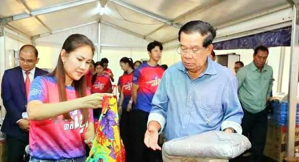 洪森亲自带女儿洪玛娜去慰问，气场很足。洪玛娜今年45岁，生育了五个孩子，而她