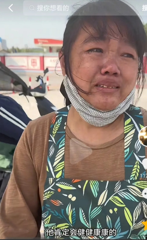 “麻绳专挑细处断，厄运专戏苦难人！”辽宁海城，女子大儿子癫痫，小儿子白血病，她摆