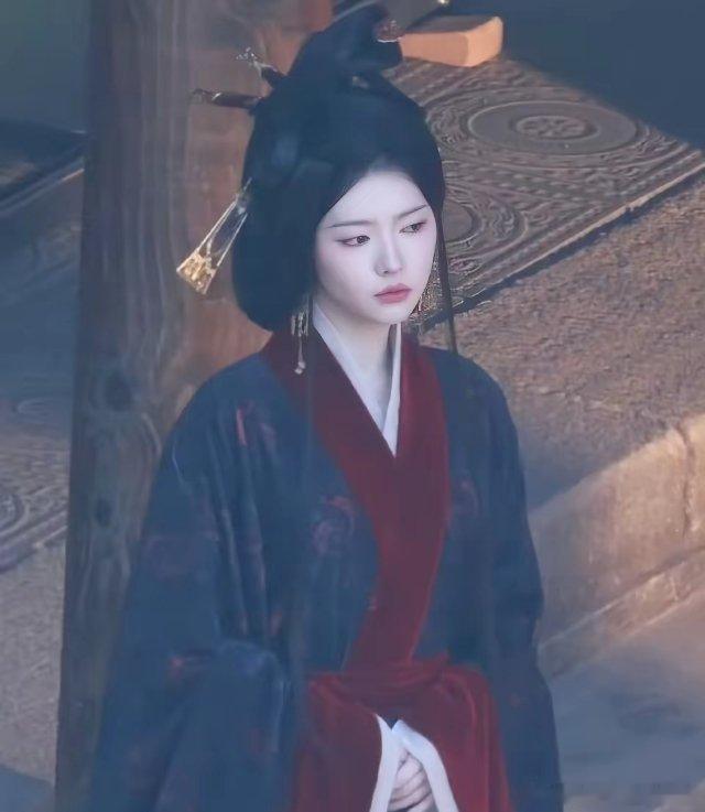 大事不妙呀，《刺棠》卢昱晓怕是要被女配碾压了！从目前曝光的片场照片来看，梁洁饰演