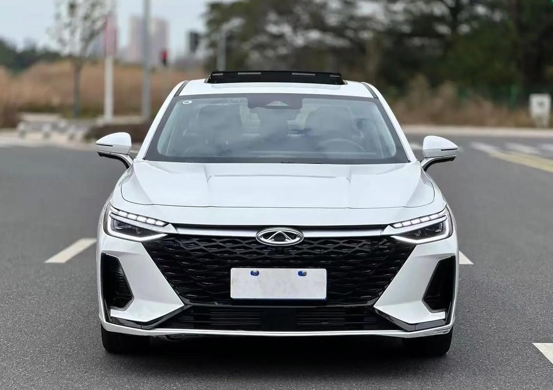 2026款奇瑞艾瑞泽8，前脸改动，轮毂改动，排气外观改动，后视镜装饰改动，电尾门