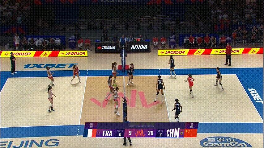 王奥芊替补上来6扣6中，她跟张籽萱的配合确实更默契，毕竟从青年队就开始配合，老搭
