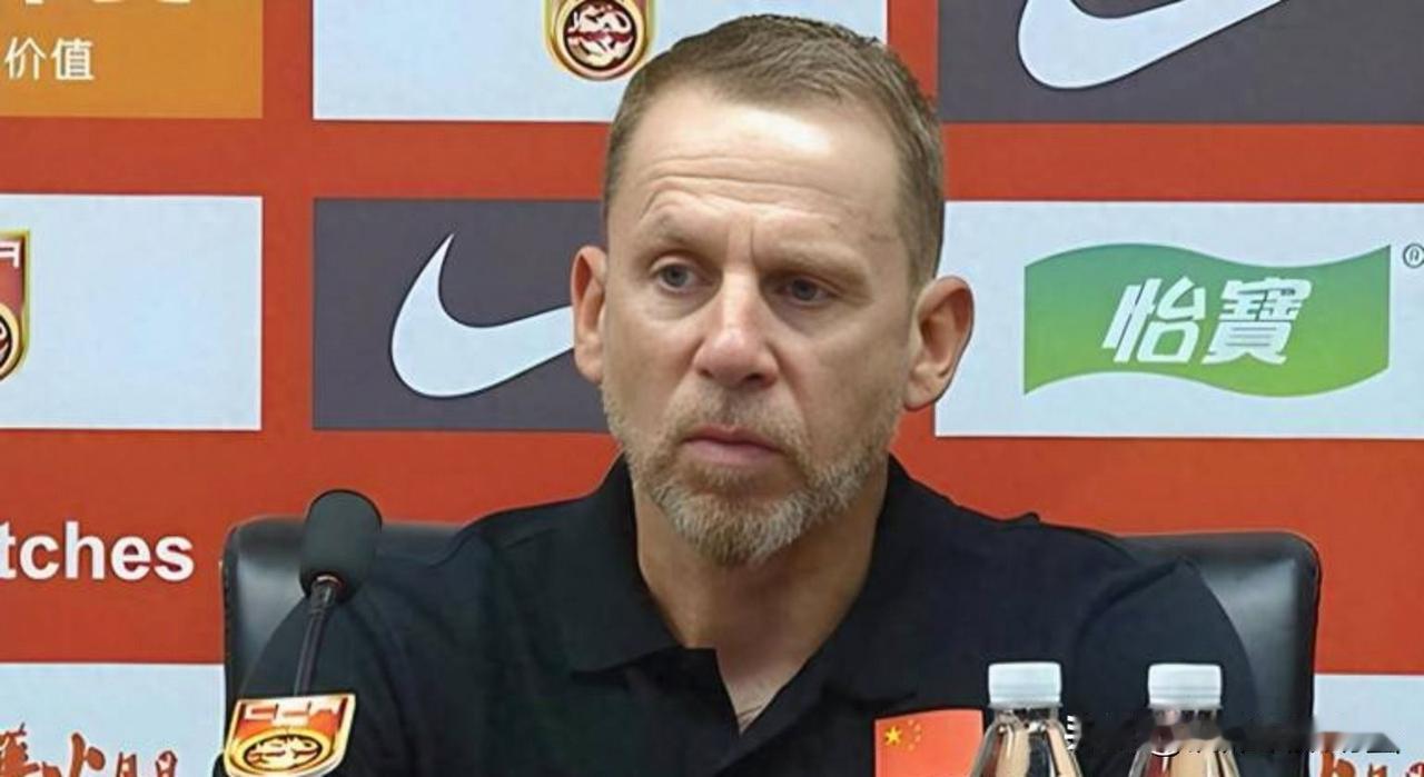 中国男足U18主帅久尔杰维奇真是口无遮拦！最近久尔杰维奇教练在接受媒体采访时大放