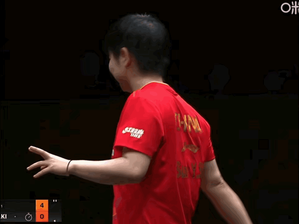 莎莎这一幕：真的体现了友谊第一比赛第二！莎莎和长崎美柚的比赛结束，莎莎笑着对