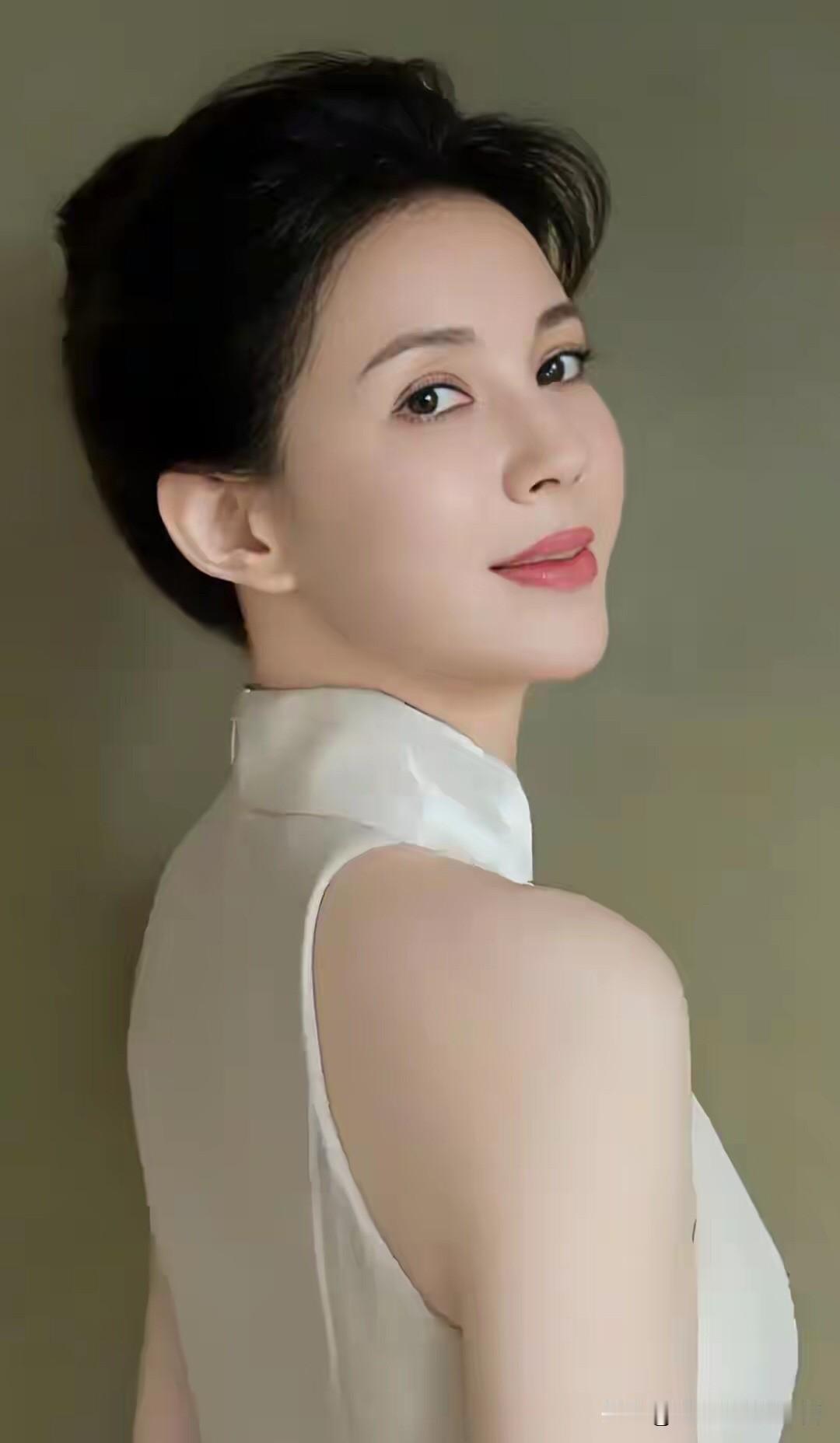 这位美女演员确实是美艳动人，能够一眼认出她的肯定是看过很多电视剧的人，老影迷了。