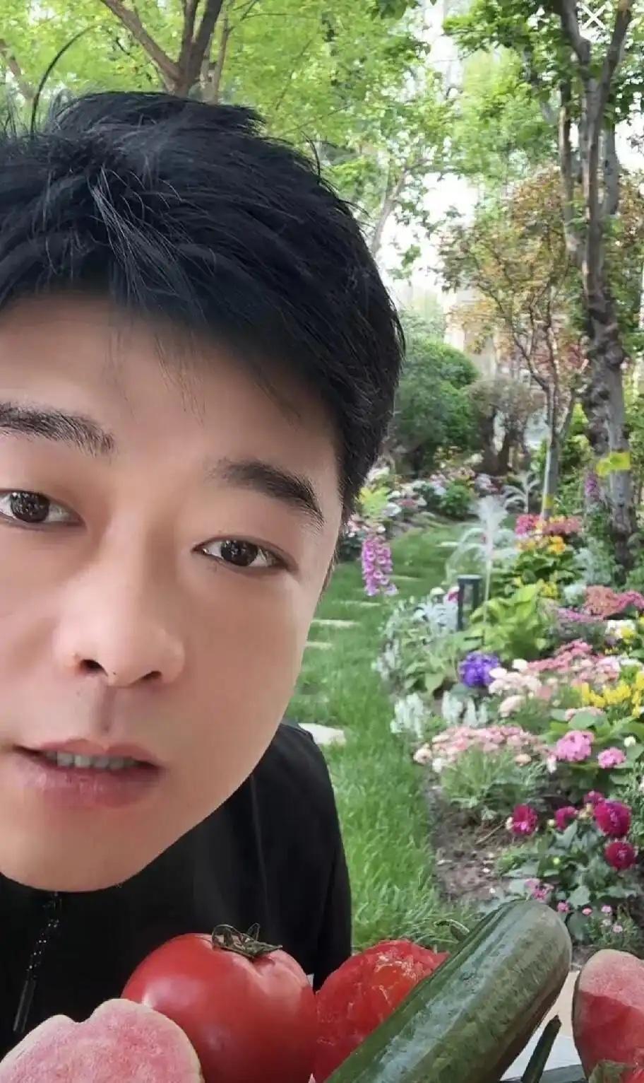 借着张兰出国这几天，她的司机小董居然在家开启了直播。而且他直播的时候还把张兰花园