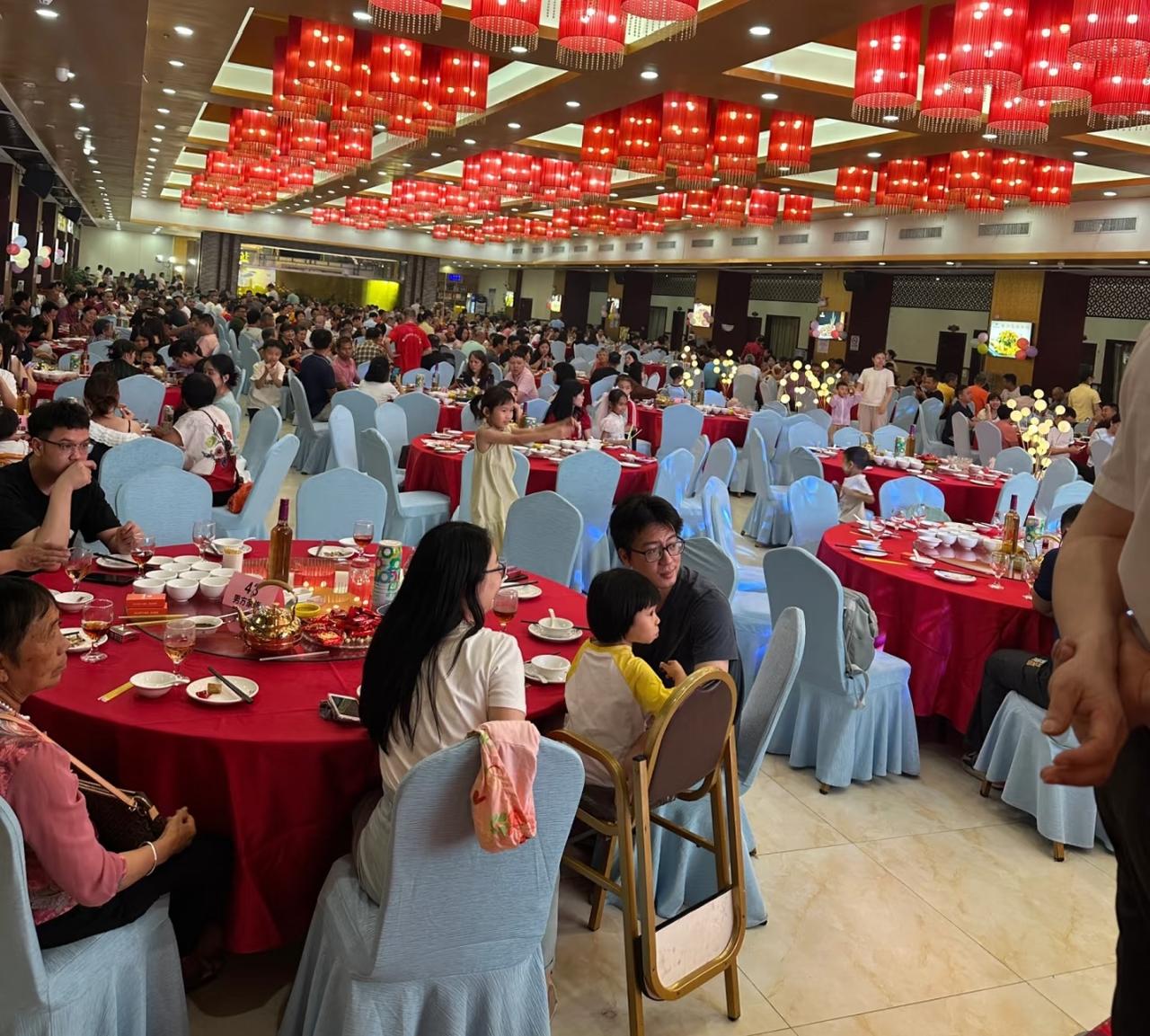 十月一国庆期间的三场婚宴，让我看清一个现实真相：没人在乎新人是谁，这只是一场“人
