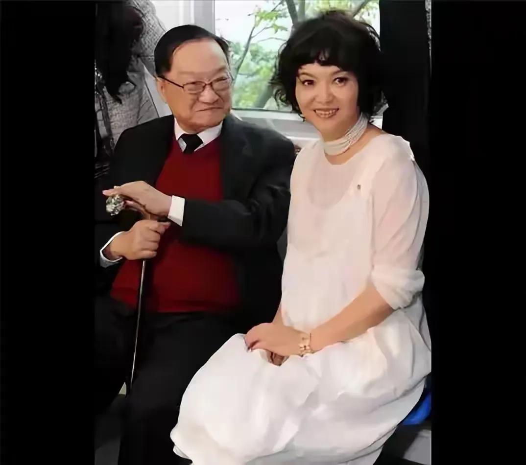 1963年，国内决定造原子弹，金庸竟讽刺似的说：“有造原子弹的钱，还不如多做几条